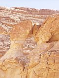skalní útvary v barevném kaňonu