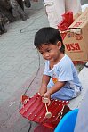 Thajsko - Phuket - Wat Chalong - chlapeček na tržnici